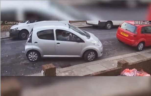 Se garer avec une petite voiture c&rsquo;est très dur… NON T&rsquo;ES JUSTE MAUVAISE !