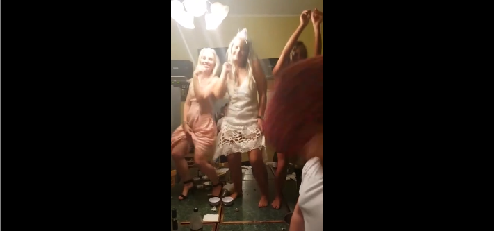 Elle tente un grand écart bourré sur une table…