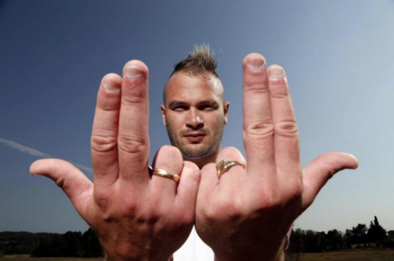 Le rappeur JUL s’excuse sur Facebook et fait 15 fautes en deux phrases