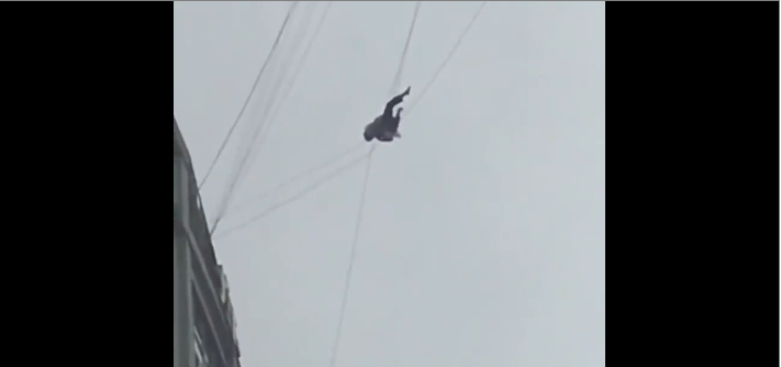 Un homme ne veut pas payer sa chambre d’hôtel et tente de s’échapper par un câble électrique…