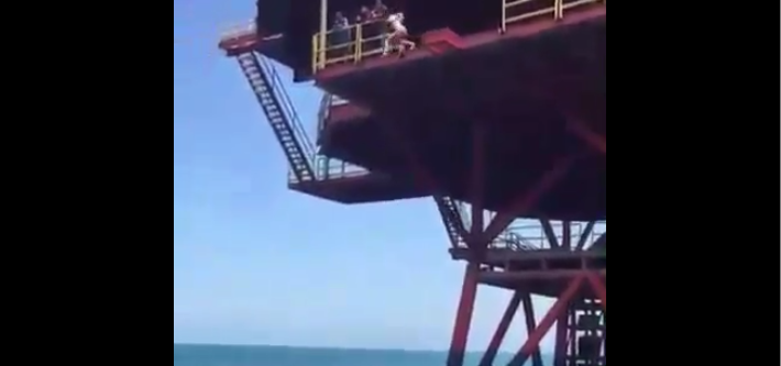 Elle rate son plongeon du haut d&rsquo;une plateforme… Et chute de 15 mètres !