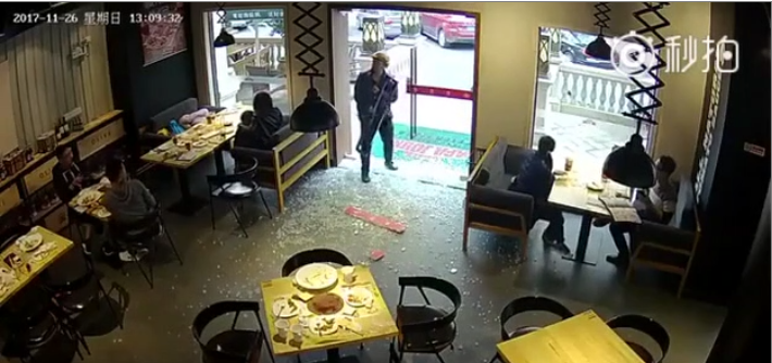 Régis brise la porte en verre d&rsquo;un restaurant