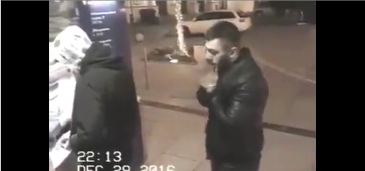 Surpris par une caméra de surveillance en train de voler un portefeuille…