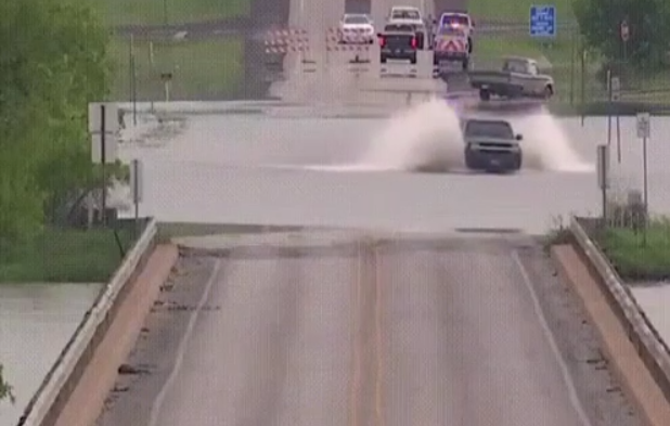 Un automobiliste ignore les barrières prévenant des inondations et va vraiment le regretter