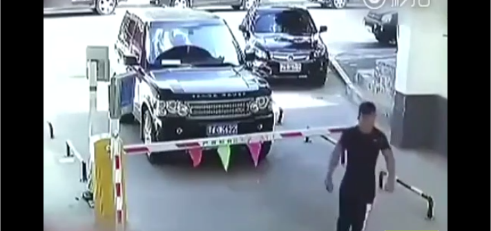 Un automobiliste pète un câble contre la barrière d’un parking et la détruit avec une pelle en Chine
