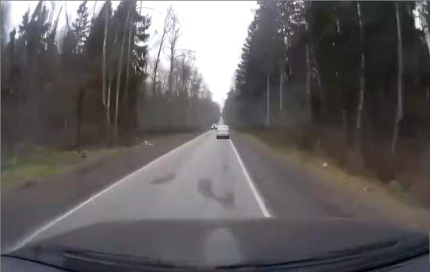 Un automobiliste se fait foncer dessus par… une roue !