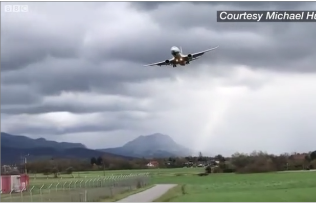 Cet avion de ligne Boeing 737 rate son atterrissage en Autriche