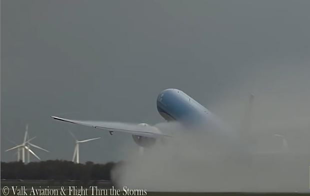 Un avion se prend un éclair en plein décollage