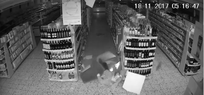 Un homme passe par le plafond pour cambrioler un supermarché et se pète la jambe en tombant