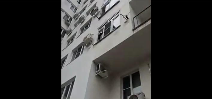 Il rattrape un chat pris au piège dans un séchoir à linge au 2e étage d’un immeuble