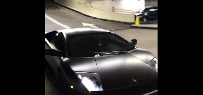 Parking gratuit pour le conducteur d&rsquo;une Lamborghini…