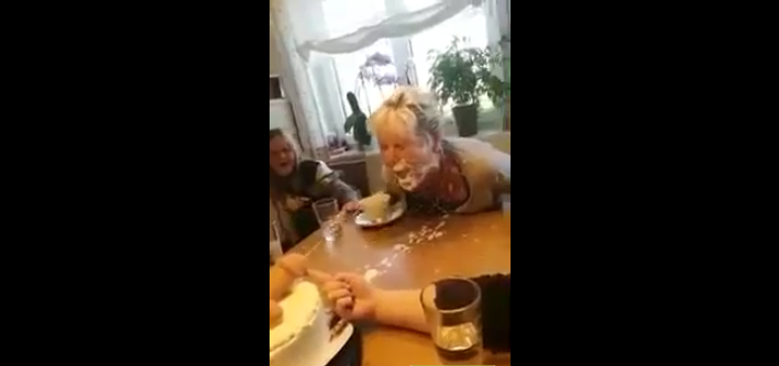 Maman a droit à un gâteau très coquin pour son anniversaire