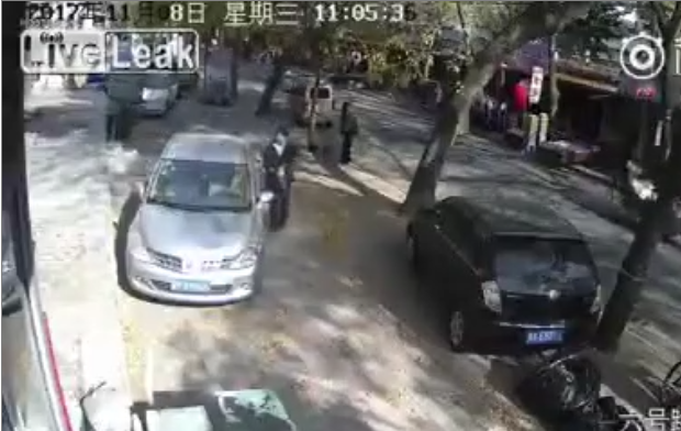 Conducteur de l&rsquo;année marche arrière ratée sur un parking il arrache l&rsquo;avant de sa voiture !