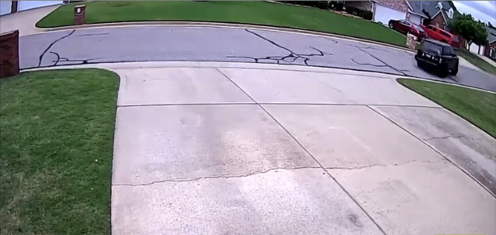 Ce conducteur fait une marche arrière très risquée… et se rate bien comme il faut…