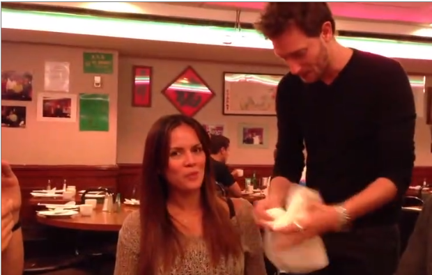 Ce mentaliste rend une femme folle en réalisant un tour de magie avec une boulette de papier