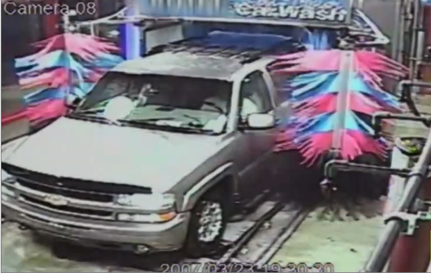 Cet homme ouvre sa portière dans un carwash… et se la fait arracher !