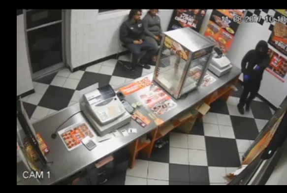 Une pizzéria se fait braquer mais ces clients en ont vraiment rien à cirer…