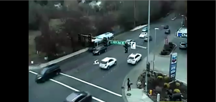 Un piéton en a marre d&rsquo;attendre pour traverser et se met à courir