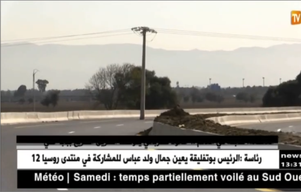 En Algérie, un poteau électrique dressé au milieu de l&rsquo;autoroute crée la panique