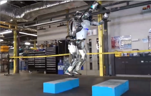 Le nouveau robot Atlas de Boston Dynamics est capable de faire un salto arrière