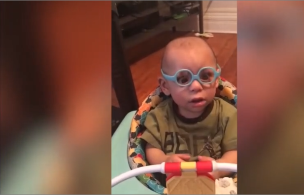 La réaction de ce bébé qui voit sa maman pour la première fois grâce à ses lunettes… Adorable !