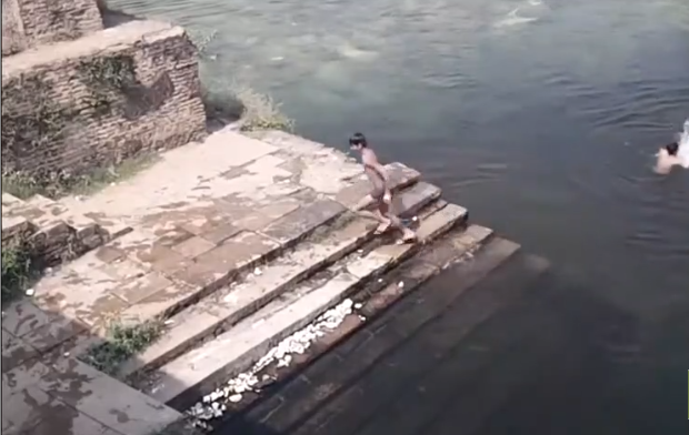 2 jeunes aperçoivent un esprit qui parcourt les marches avant de disparaitre…