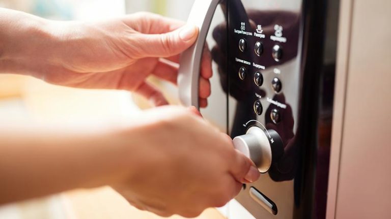 9 CHOSES a ne JAMAIS METTRE AU MICRO ONDE !