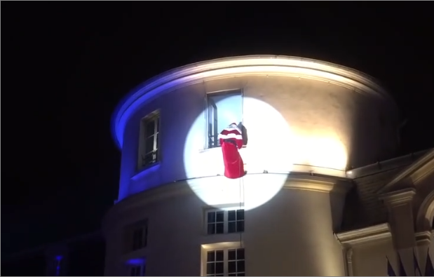 Quand le Père Noël descend du ciel un peu trop vite