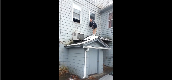 Un homme veut sauter d’un toit mais ça tourne mal