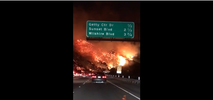 Un automobiliste roule sur une autoroute en flamme en Californie