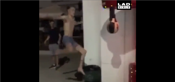 Une belle compilation de coups de poing et pieds ratés à la fête foraine