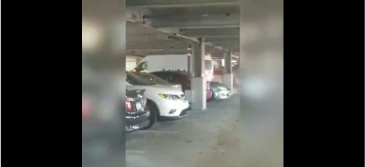 Une camionnette veut sortir d’un parking coûte que coûte alors que le plafond est trop bas