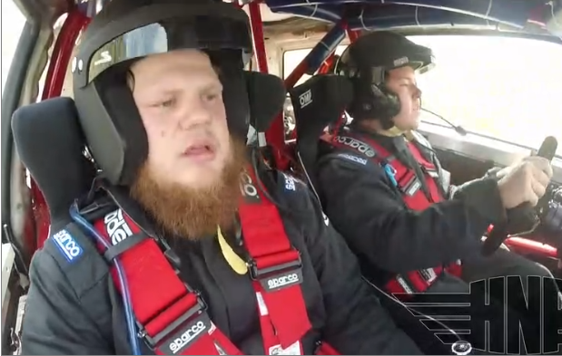 Un co-pilote vomit pendant un rallye