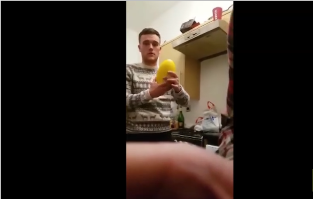 Deux amis essayent d’exploser un melon jaune avec la tête