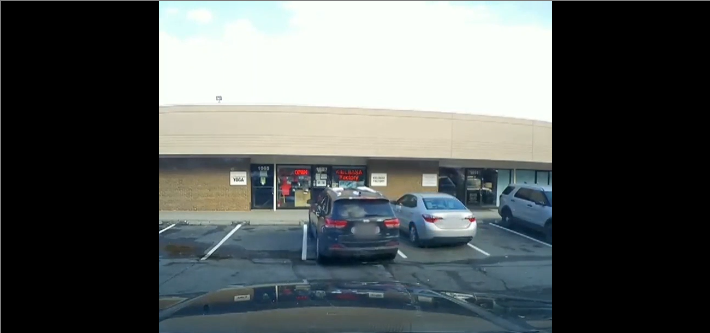 Une femme fonce dans un magasin en se garant mais elle ne s’arrête pas là