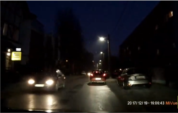 Une femme ouvre sa portière sans regarder et ça finit mal