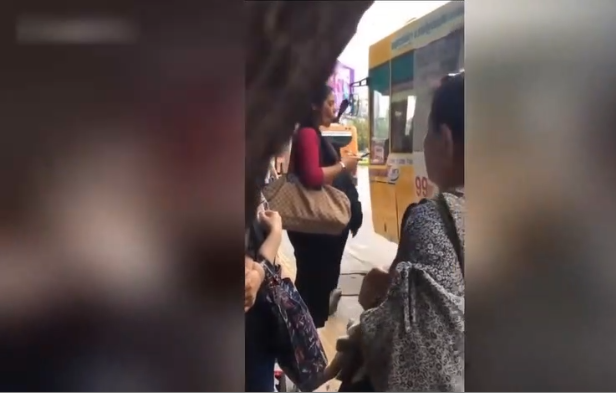 Une femme se muscle avec un drôle d’objet à l’arrêt de bus en Thaïlande