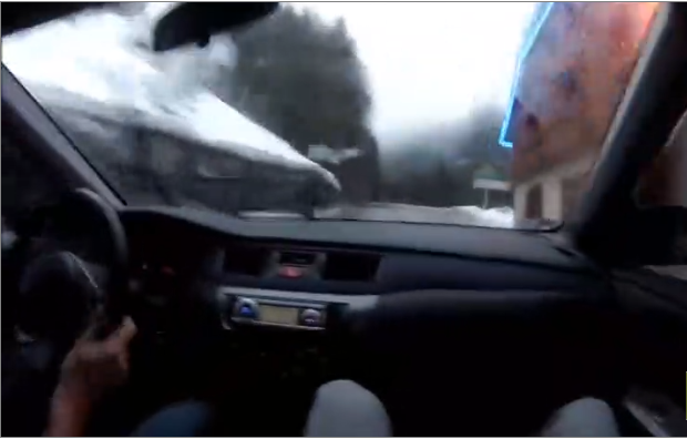 Un jeune homme perd le contrôle de son véhicule en faisant le malin sur une route de montagne…