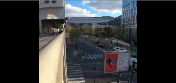Un jeune tente un saut très dangereux sur un panneau publicitaire à Paris