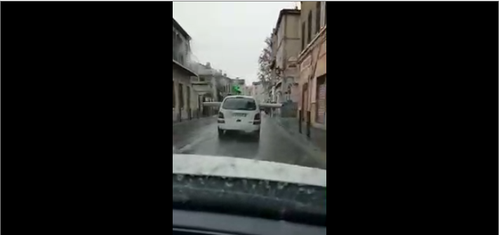 Ils sont mort de rire en suivant une voiture qui transporte un rouleau de moquette à Marseille