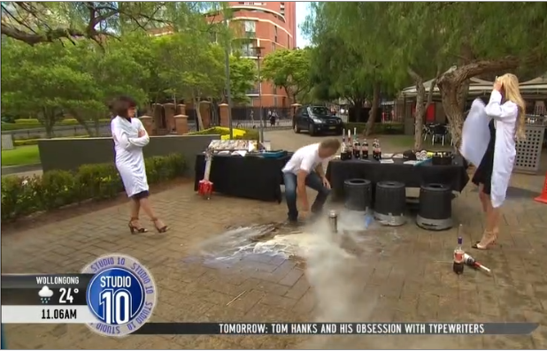 Une présentatrice frôle le drame en faisant une expérience avec une bouteille de coca transformée en fusée