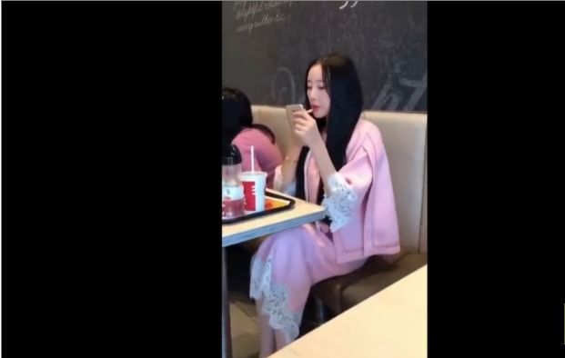 Cette fille a une technique pour boire de l’eau après s’être mis du rouge à lèvres