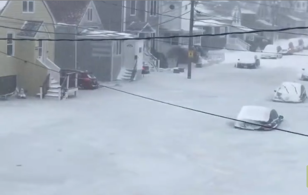 Une rue de Boston se retrouve totalement congelée après des inondations additionnées au froid