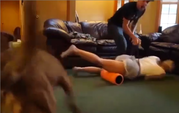 Cet homme passe son temps à tirer le string de sa copine