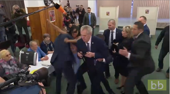 Une Femen attaque le président Tchèque au moment où il va voter
