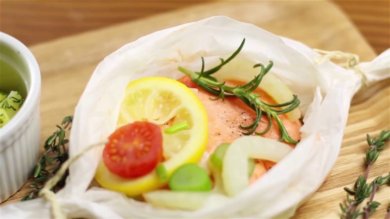 Recette : papillote de saumon aux herbes, un délice de la mer immanquable