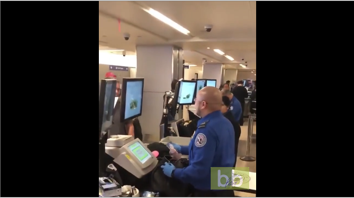 Un agent de sécurité d’un aéroport trouve un objet suspect dans le bagage d’un passager