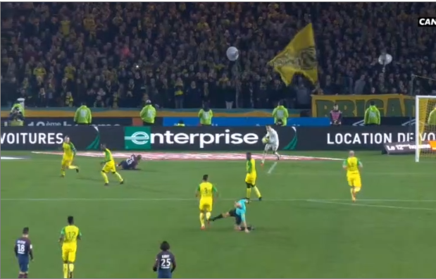 L&rsquo;arbitre Tony Chapron tente de tacler un joueur