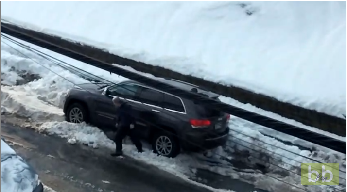 Un automobiliste est en grosse galère pour sortir sa voiture bloquée dans la neige