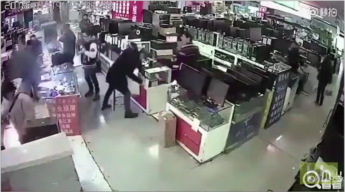 Il mord dans la batterie d’un téléphone portable qui va immédiatement exploser !